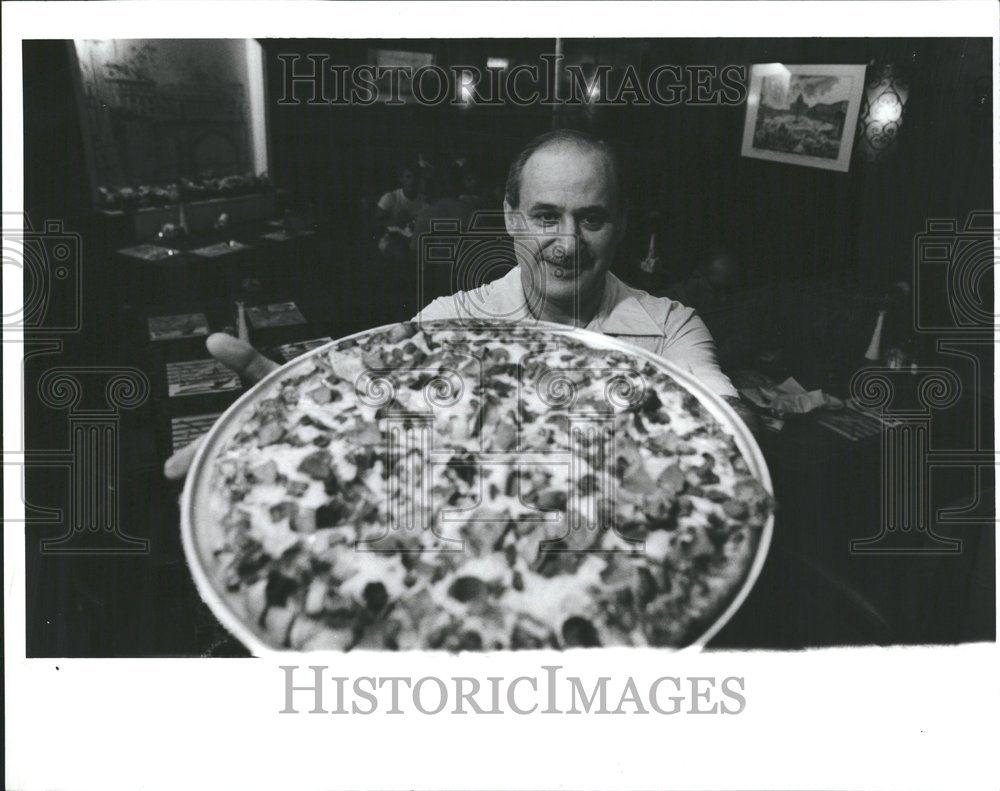 1987 Press Photo Restaurant Owner - RRV57143 - Historic Images