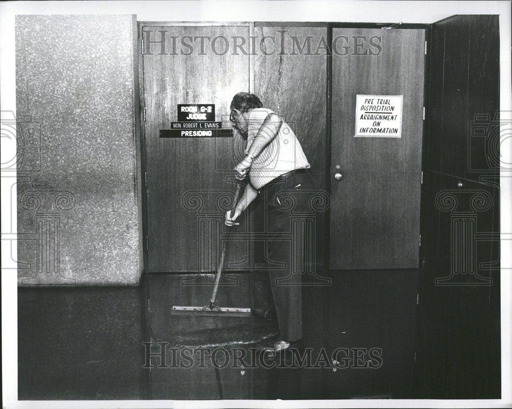 1972 Press Photo Murphy Hall water Milton Levine Bold - RRV53261 - Historic Images