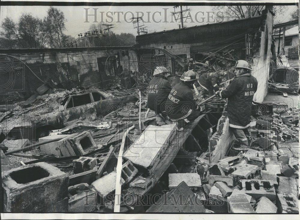 1975 Press Photo Mannheim Fireman rest debris shop - RRV66769 - Historic Images