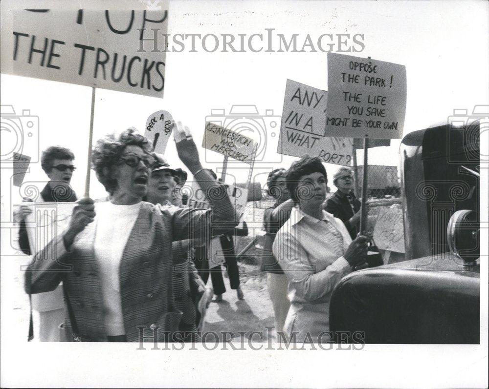 1958 Press Photo Truck Maralso Co Women Picket - RRV72461 - Historic Images