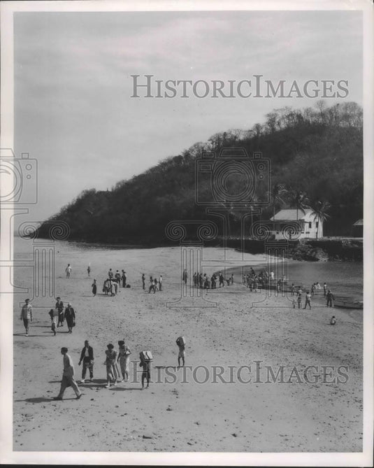 Press Photo People arriving at Taboga Island in front of El Morro, Panama - Historic Images
