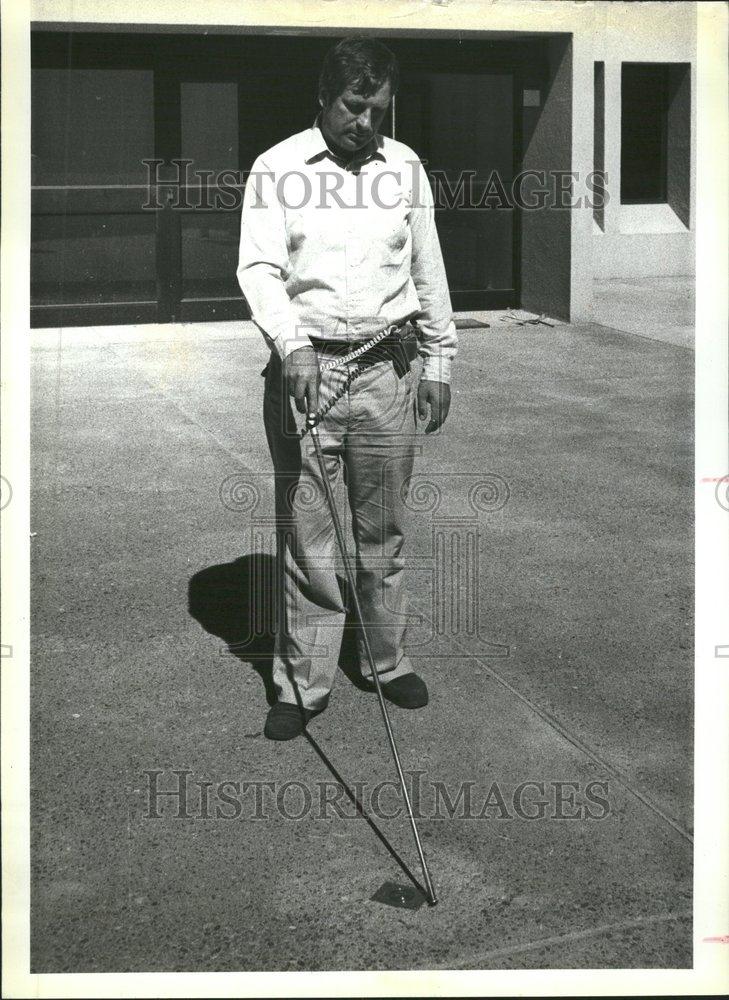 1984 Press Photo Wolfgang Preiser Electronic Cane Blind - RRV62657 - Historic Images