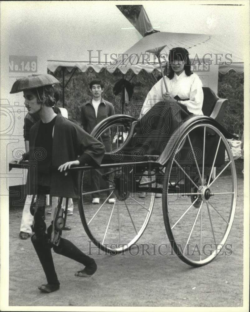 1981 Press Photo Japanese lady riding in a rickshaw in Tokyo - mjb76154 - Historic Images