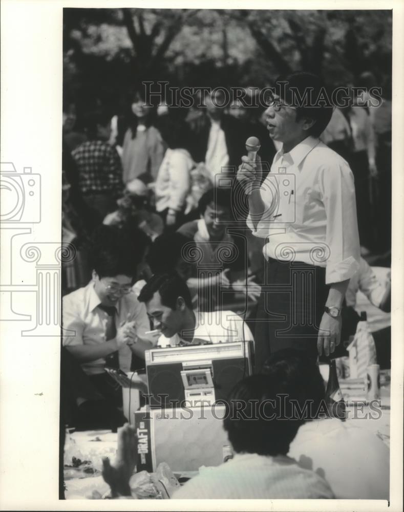 1983 Press Photo Amateurs sing in Ueno Park, Tokyo, Japan - mjb76160 - Historic Images