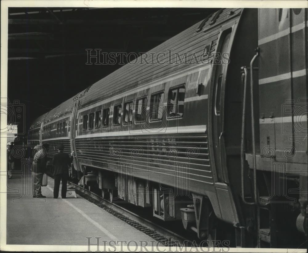 1977 Press Photo Passenger boards a new Amfleet car at Milwaukee&#39;s Union Station - Historic Images