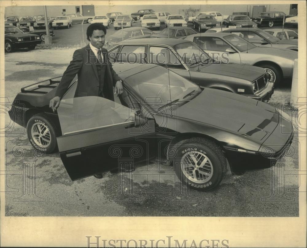 1984 Press Photo Fred Jones at his Pontiac dealership in Brookfield, Wisconsin - Historic Images