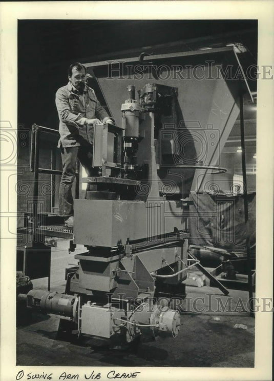 1985 Press Photo Orley Meyer Inc. worker prepares a crane for shipment to Boeing - Historic Images