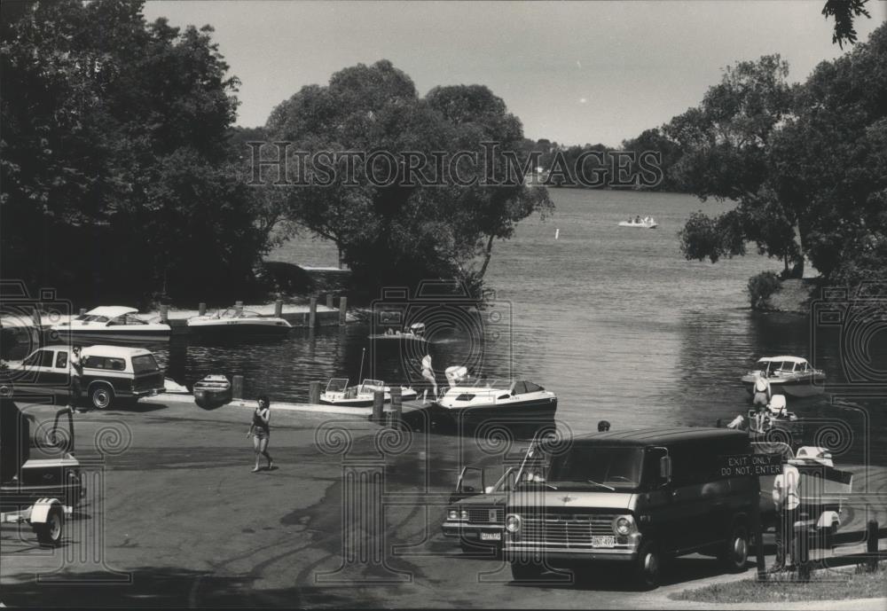 1988 Press Photo Launching ramps at Naga-Waukee Park on a busy weekend - Historic Images