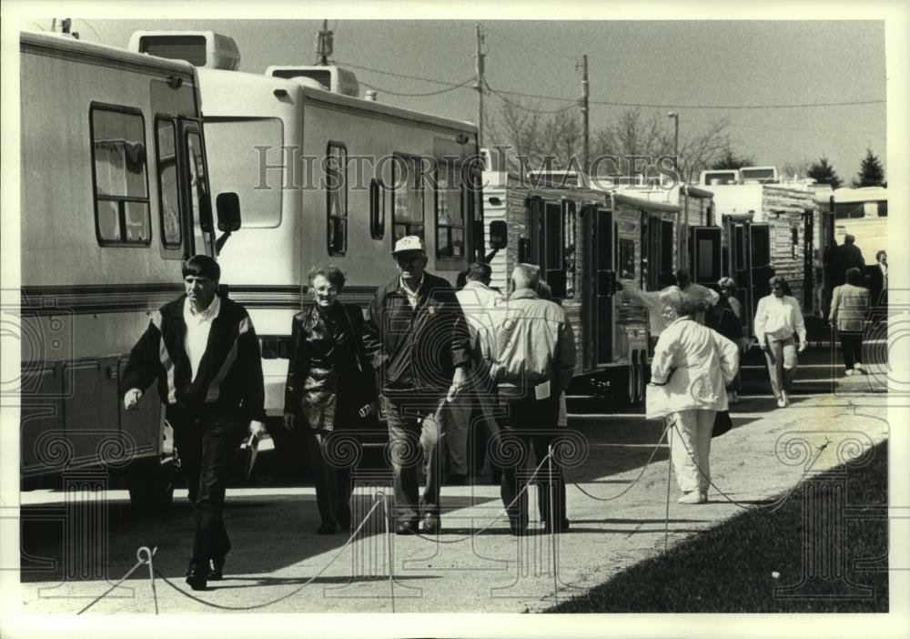 1992 Press Photo People walk by RV&#39;s at Waukesha County Exposition Center - Historic Images