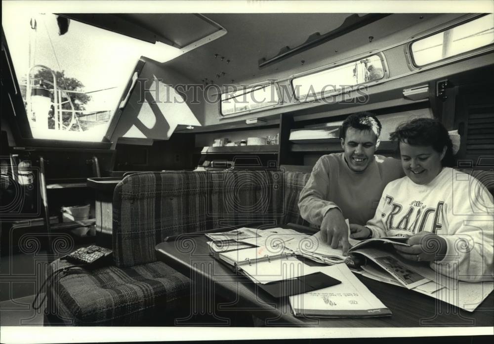 1992 Press Photo Newlyweds Michael &amp; Lynn Kazmer prepare for their boat trip - Historic Images