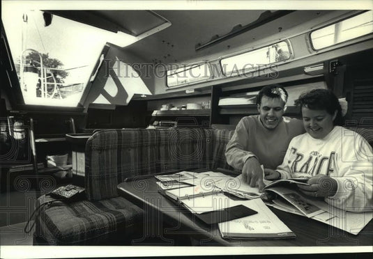 1992 Press Photo Newlyweds Michael & Lynn Kazmer prepare for their boat trip - Historic Images
