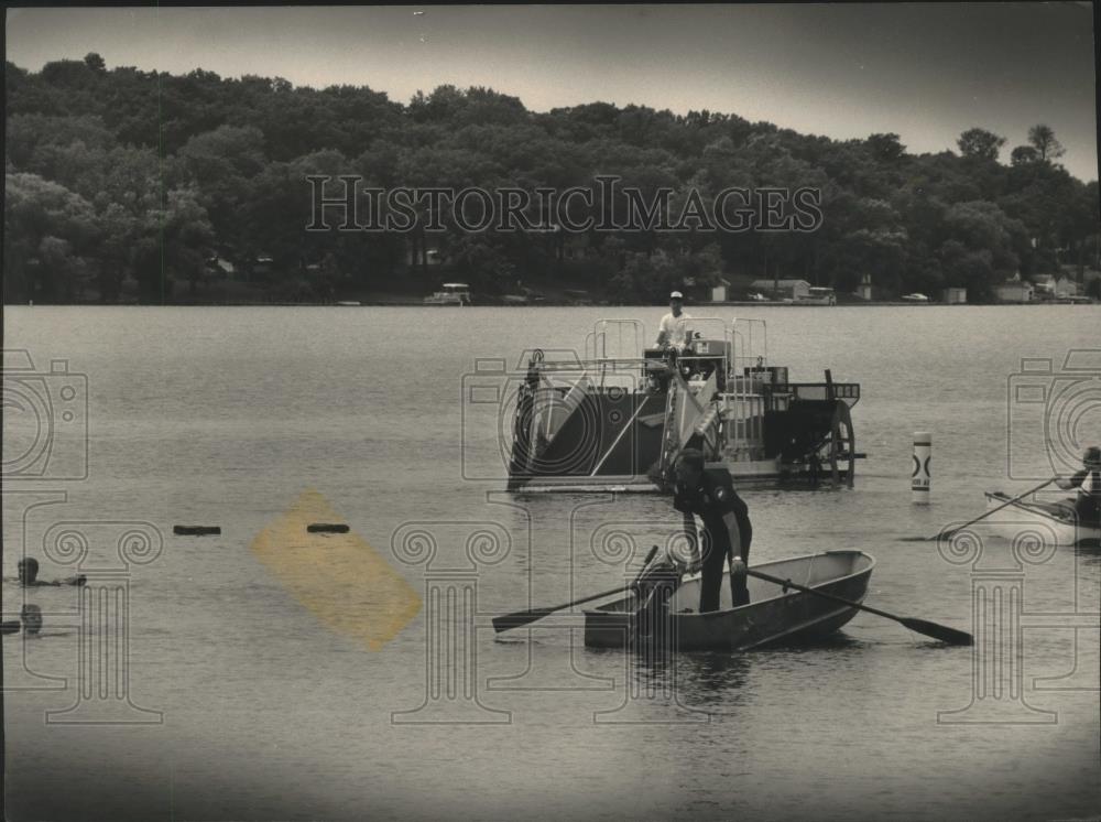 1992 Press Photo Pewaukee police officer and other searching for drowning victim - Historic Images