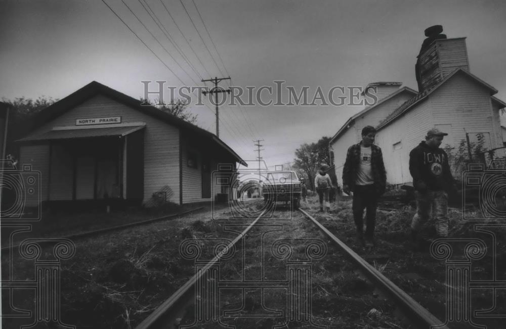 1993 Press Photo George Dorn, Billy Titus, clean up area along tracks, Wisconsin - Historic Images