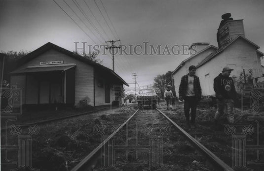 1993 Press Photo George Dorn, Billy Titus, clean up area along tracks, Wisconsin - Historic Images