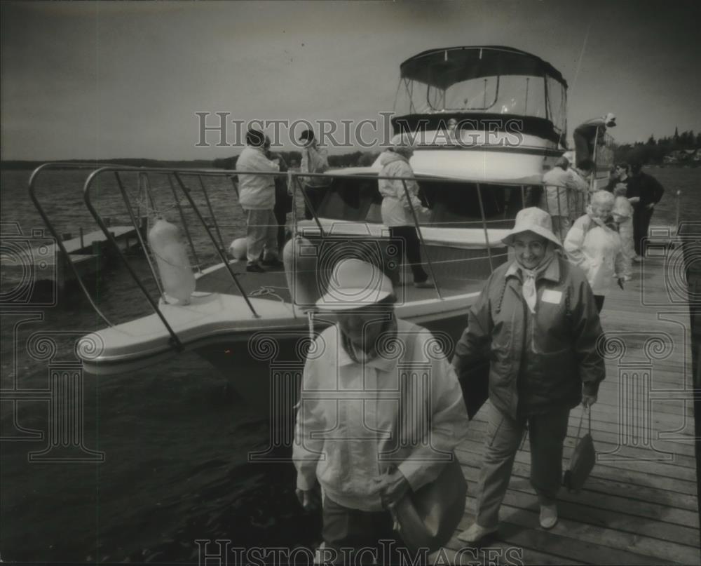 1994 Press Photo Passengers getting off luncheon cruise on the lake, Pewaukee. - Historic Images