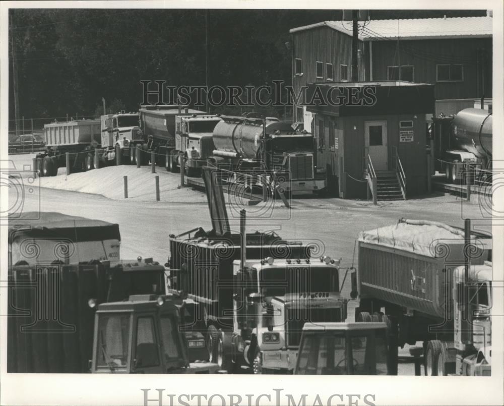 Press Photo Alabama-Emelle trucks check in at Chemical waste dump at facility. - Historic Images