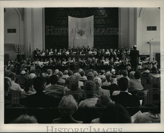 1985 Press Photo Cantor Wolkenstein leads final concert Temple Bethel Birmingham - Historic Images