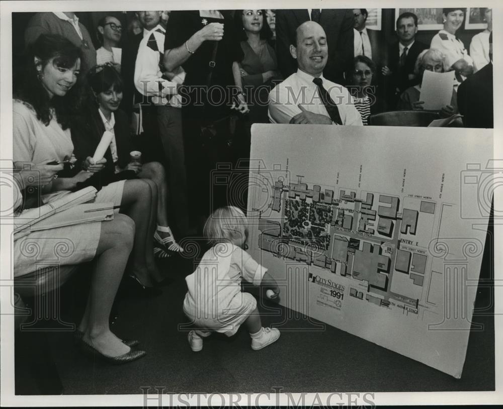 1991 Press Photo Rachel Robinson checks out sign at Henderson Parkboard Meeting - Historic Images