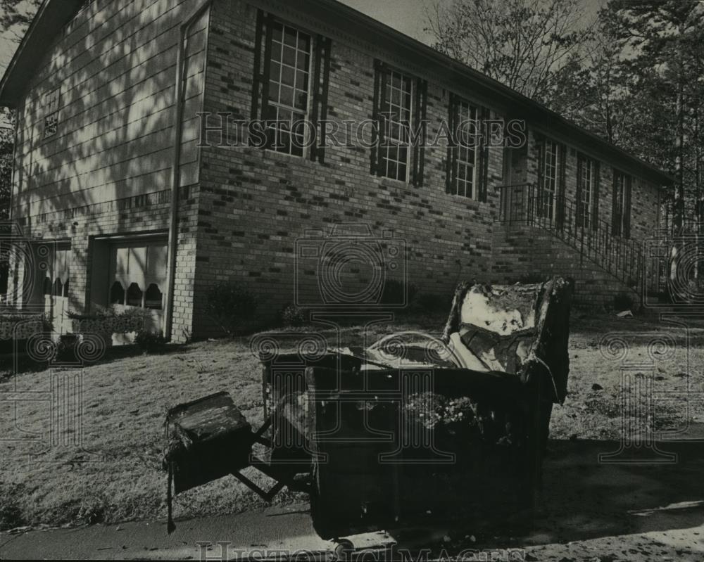 1976 Press Photo Alabama-Center Point-A cigarette apparently ignited this chair. - Historic Images