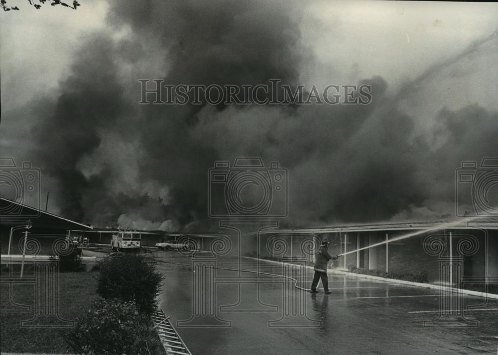 1977 Press Photo Alabama-Smoke curls over Bessemer Motel as firemen fight blaze. - Historic Images