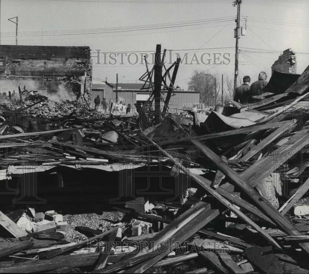1976 Press Photo Alabama-Brewton-Fiery blast leaves building in pile of rubble. - Historic Images