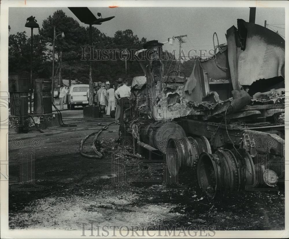 1976 Press Photo Alabama-Blasted remains of truck after Gadsden explosion. - Historic Images