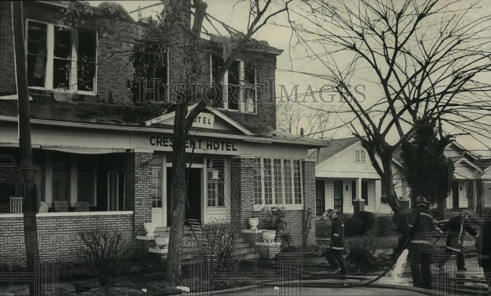 1978 Press Photo Alabama-Bessemer firemen mop up boarding house after fire. - Historic Images