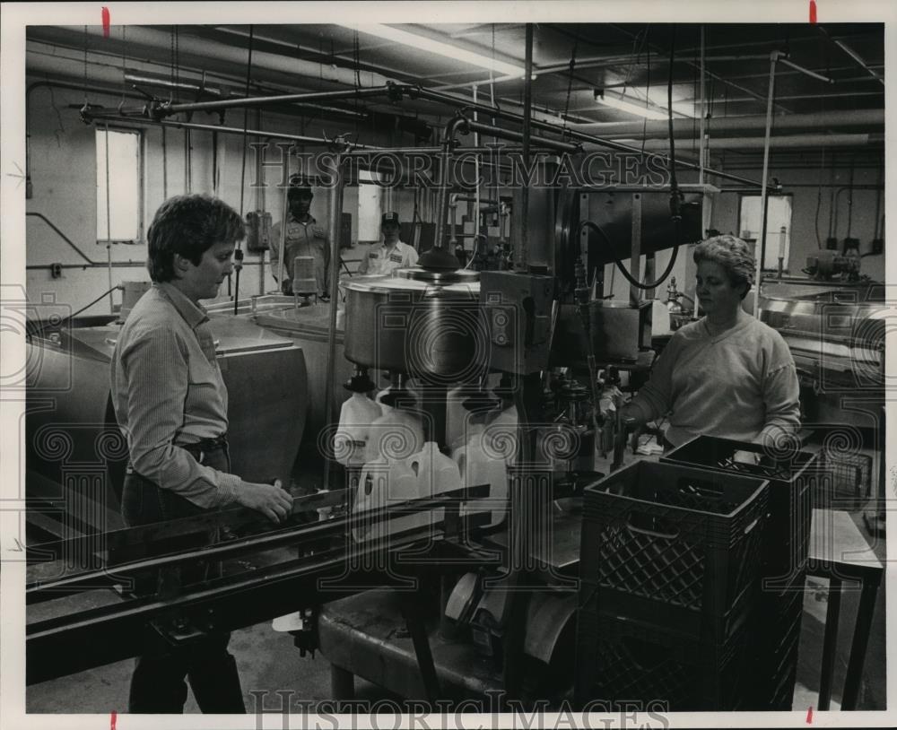 1987 Press Photo Alabama-Robin Miller and her mother Judy work on bottling milk. - Historic Images