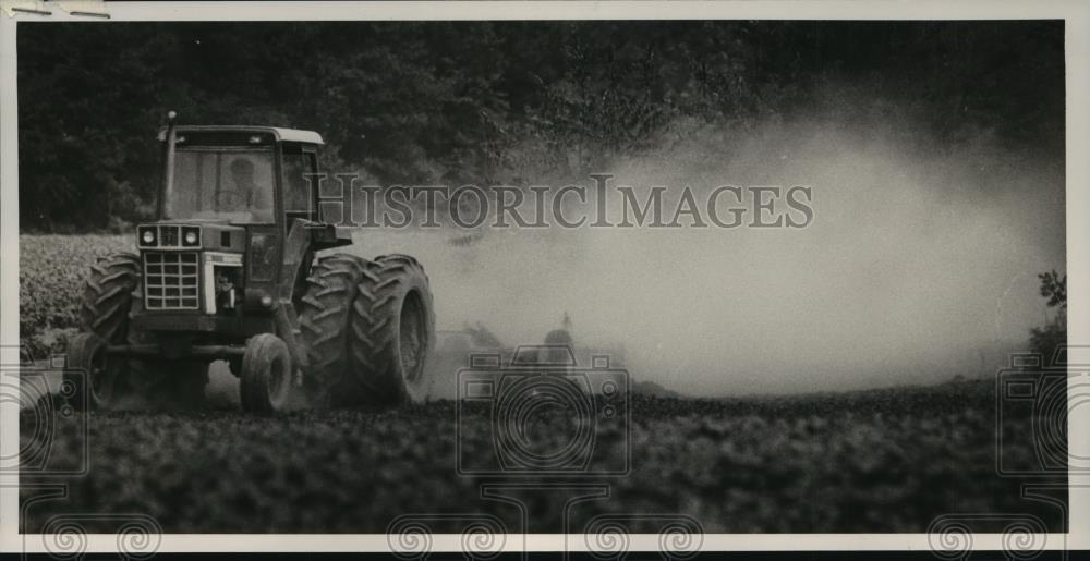 1988 Press Photo Alabama-Jeff Gossett of Centre plows his dusty cotton field. - Historic Images