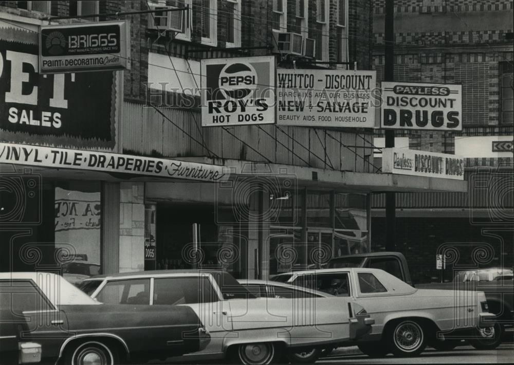 1983 Press Photo Alabama-Fairfield&#39;s downtown business district&#39;s discount signs - Historic Images