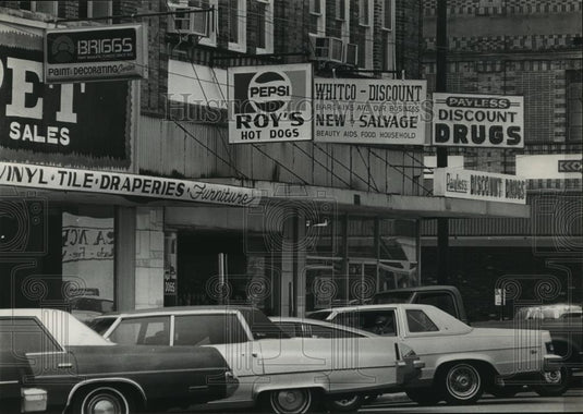 1983 Press Photo Alabama-Fairfield's downtown business district's discount signs - Historic Images