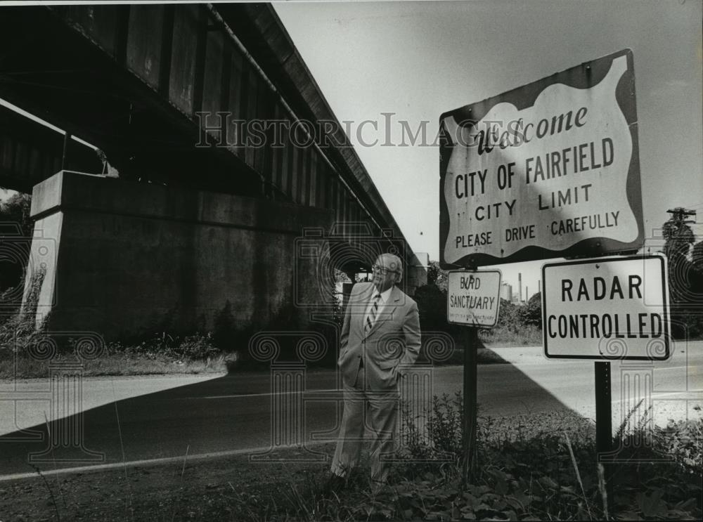1981 Press Photo Fairfield, Alabama Mayor Johnny Nichols Stands by City Sign - Historic Images