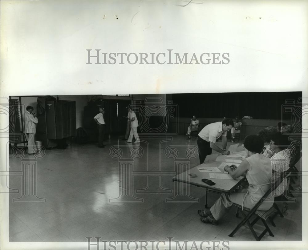 1980 Press Photo Voters Casting Ballots, glen Oaks School, Fairfield, Alabama - Historic Images