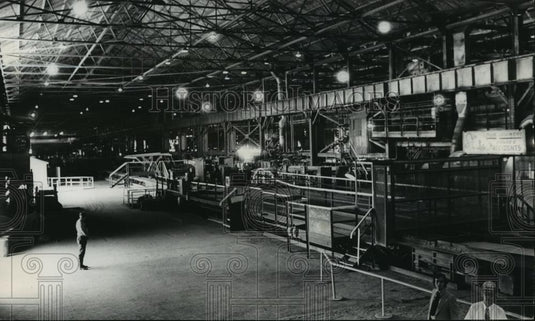 1977 Press Photo Alabama- worker stands in closed U.S. Steel's Fairfield plant. - Historic Images