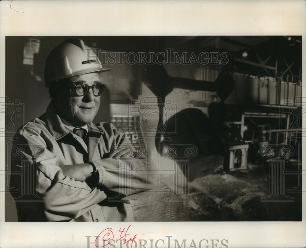 1976 Press Photo Alabama-Haran Bullard with Q-BOP steelmaking Fairfeild furnace. - Historic Images
