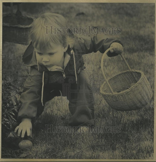 1989 Press Photo Alabama-John Obert hunts for eggs at Meadow Brook Easter party - Historic Images