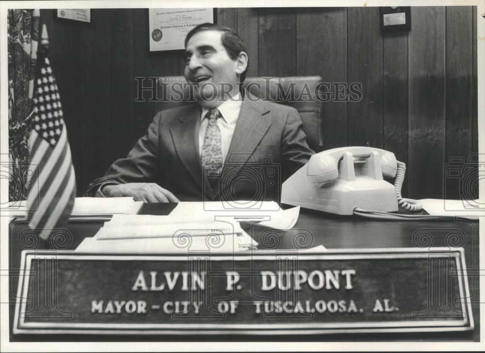 1988 Press Photo Alabama-Mayor of Tuscaloosa, Alvin P. DuPont in his office. - Historic Images