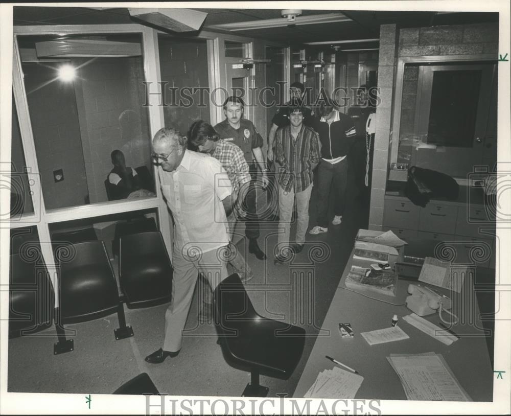 1986 Press Photo Alabama-Birmingham police with suspects in drug arrests. - Historic Images