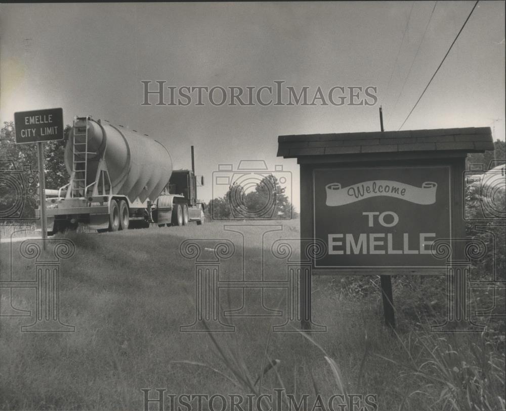 1989 Press Photo Alabama-Welcome sign in Emelle. - abna10118 - Historic Images