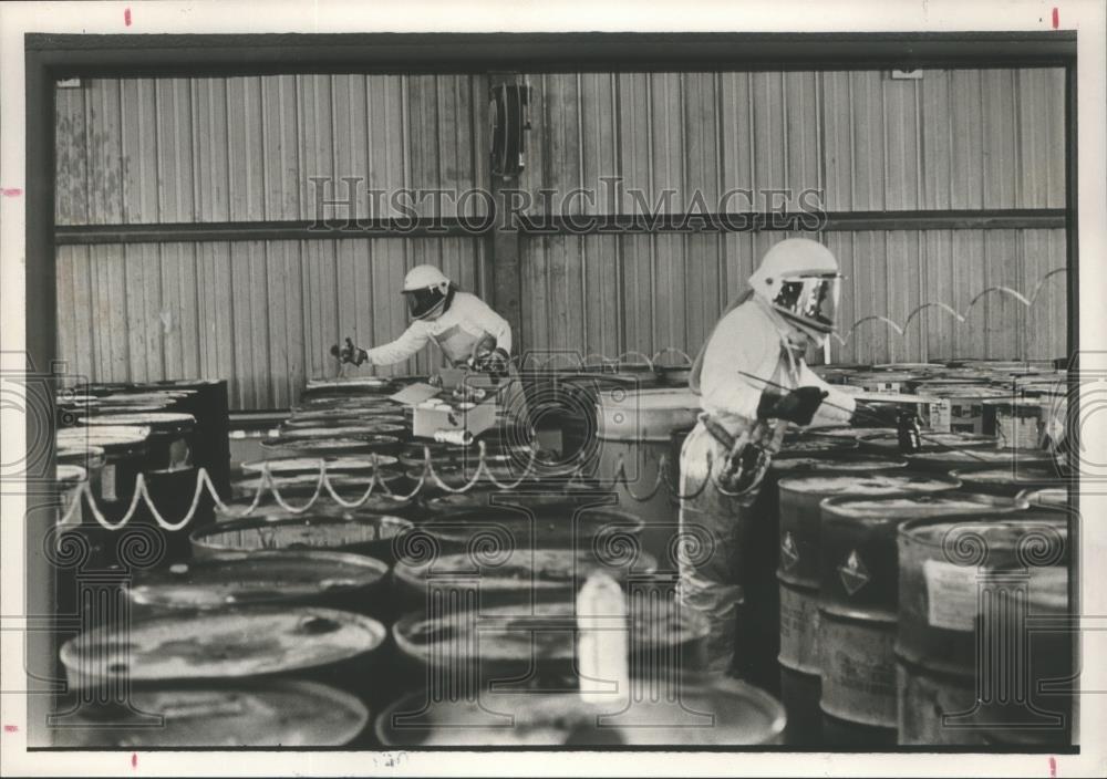 1989 Press Photo Alabama-Workers at Emelle&#39;s Chemical Waste Dump examine barrels - Historic Images