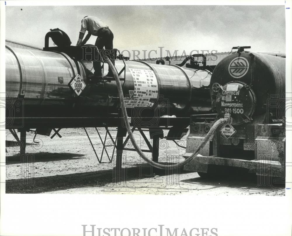 Press Photo Alabama-Worker transfers wastes between trucks at Emelle waste site - Historic Images