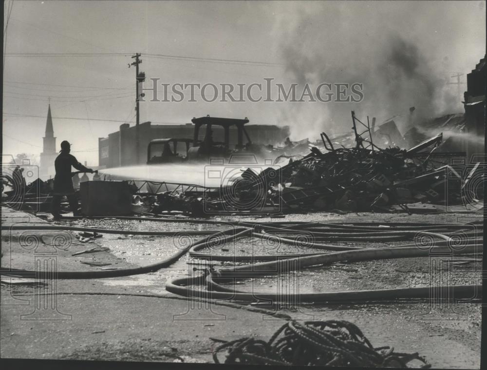 1978 Press Photo Alabama- Firemen hoses down rubble after explosion in Auburn. - Historic Images