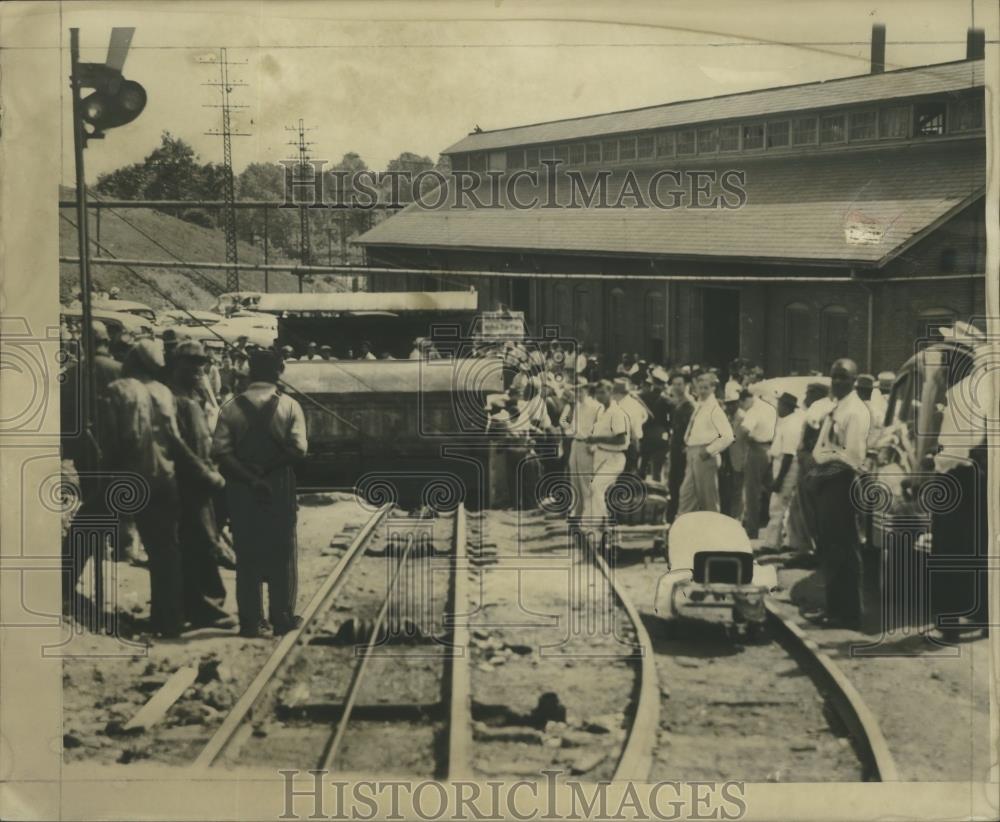 Press Photo Alabama-Miners wait near mine entrance after explosion in Docena. - Historic Images