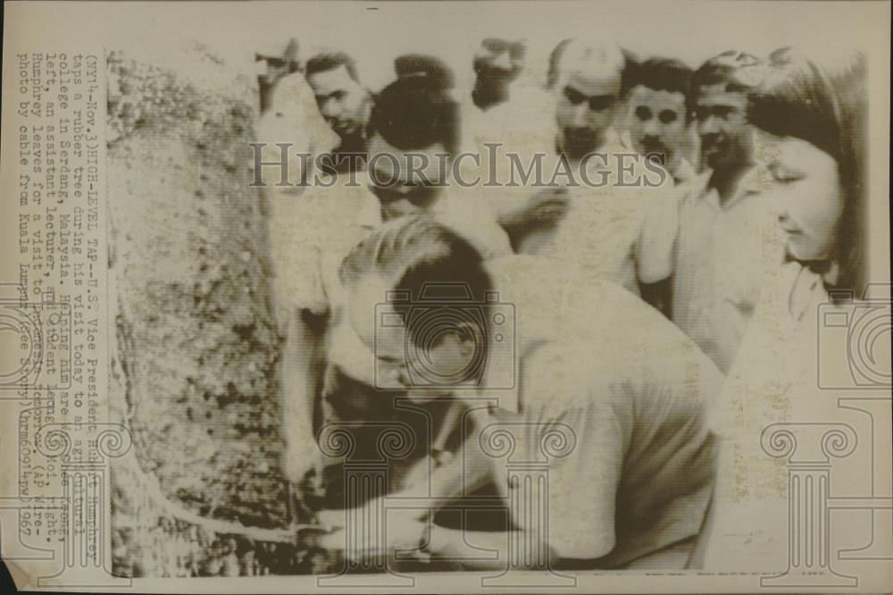 1967 Press Photo V.P. Hubert Humphrey Tours Malaysia - RRV18315 - Historic Images