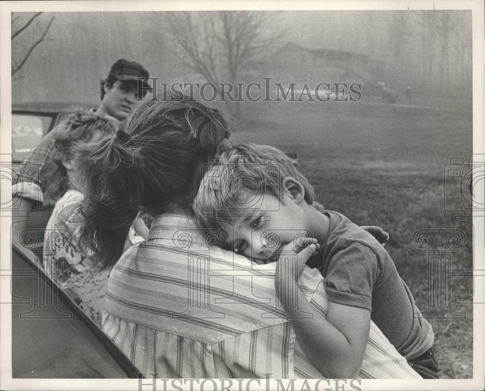 1987 Press Photo Family Watches as Firemen Try to Save Home in Sardis, Alabama - Historic Images