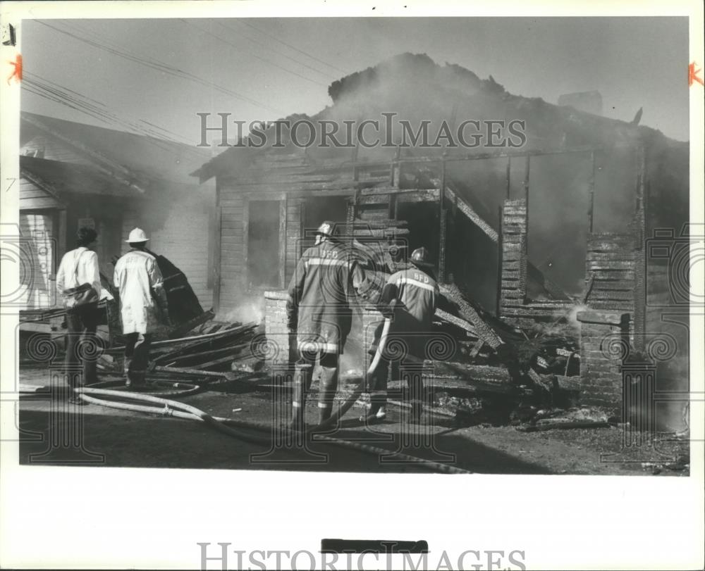 1980 Press Photo Firemen at Ruins of Home Destroyed by Fire, Birmingham, Alabama - Historic Images