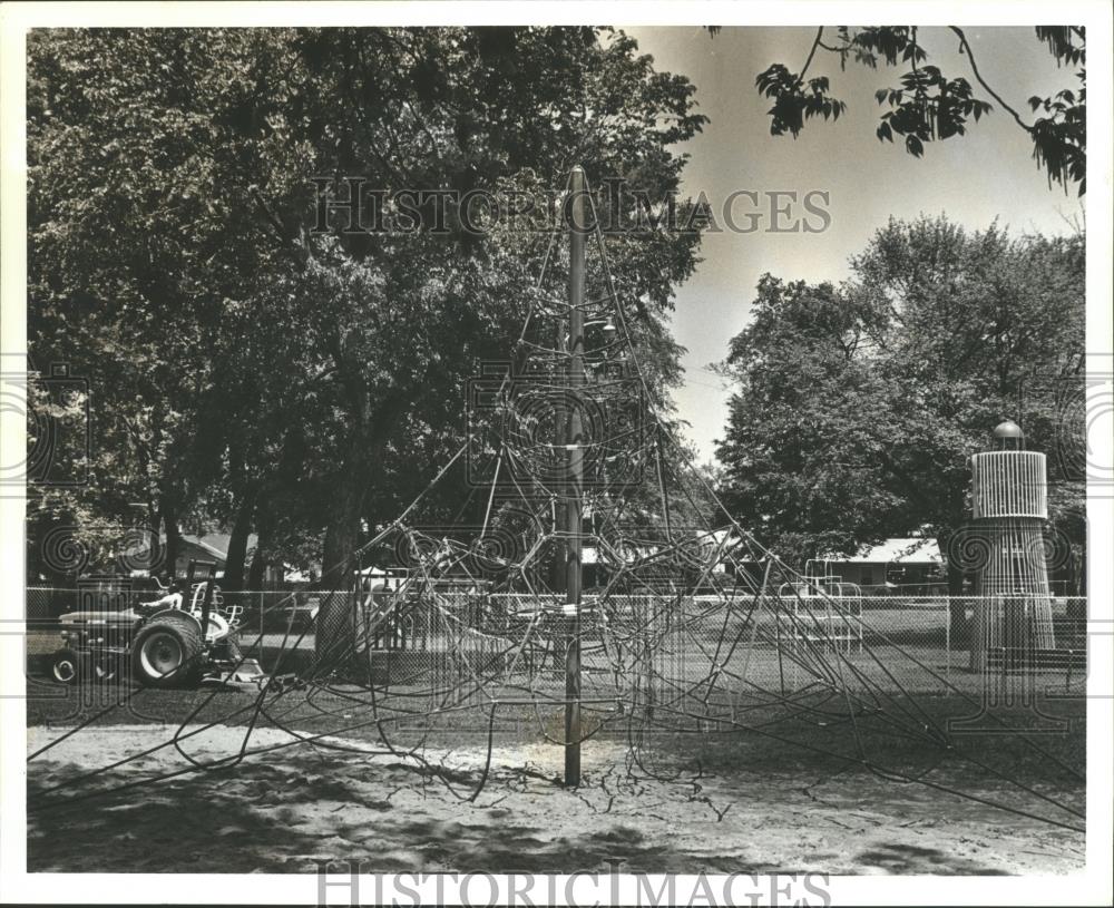 1993 Press Photo Climbing Ropes at Fairfield City Park, Alabama - abna10329 - Historic Images