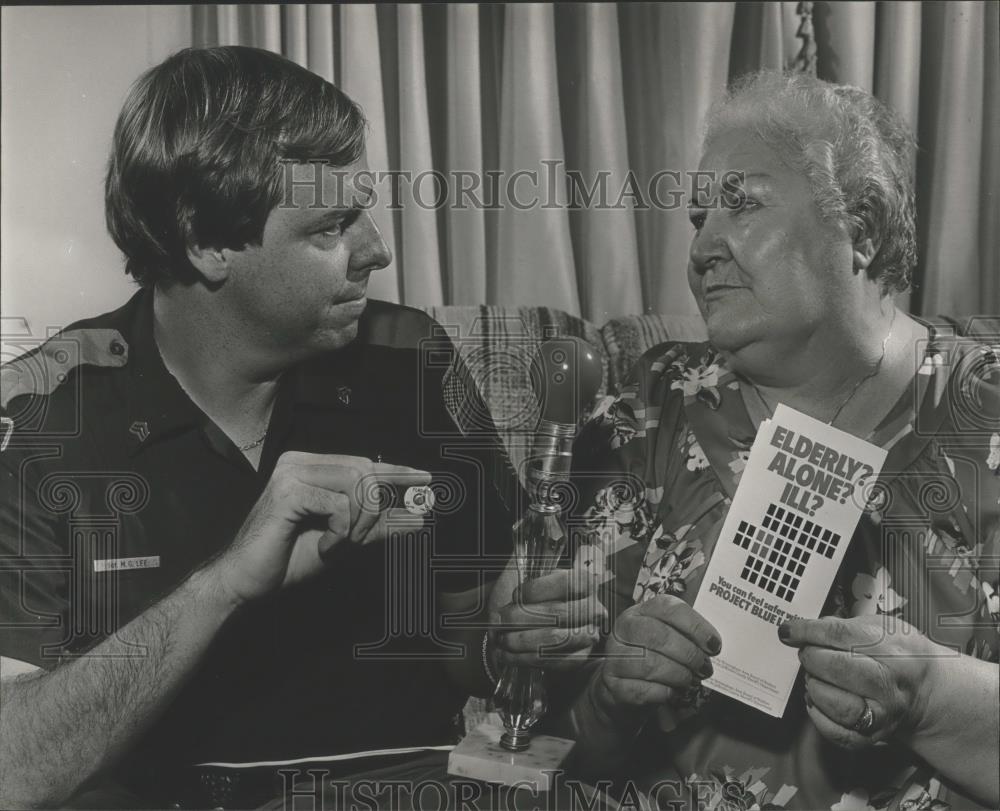 1983 Press Photo Alabama-Sgt. Lee explains Project Blue Light to Mrs. Tidwell. - Historic Images