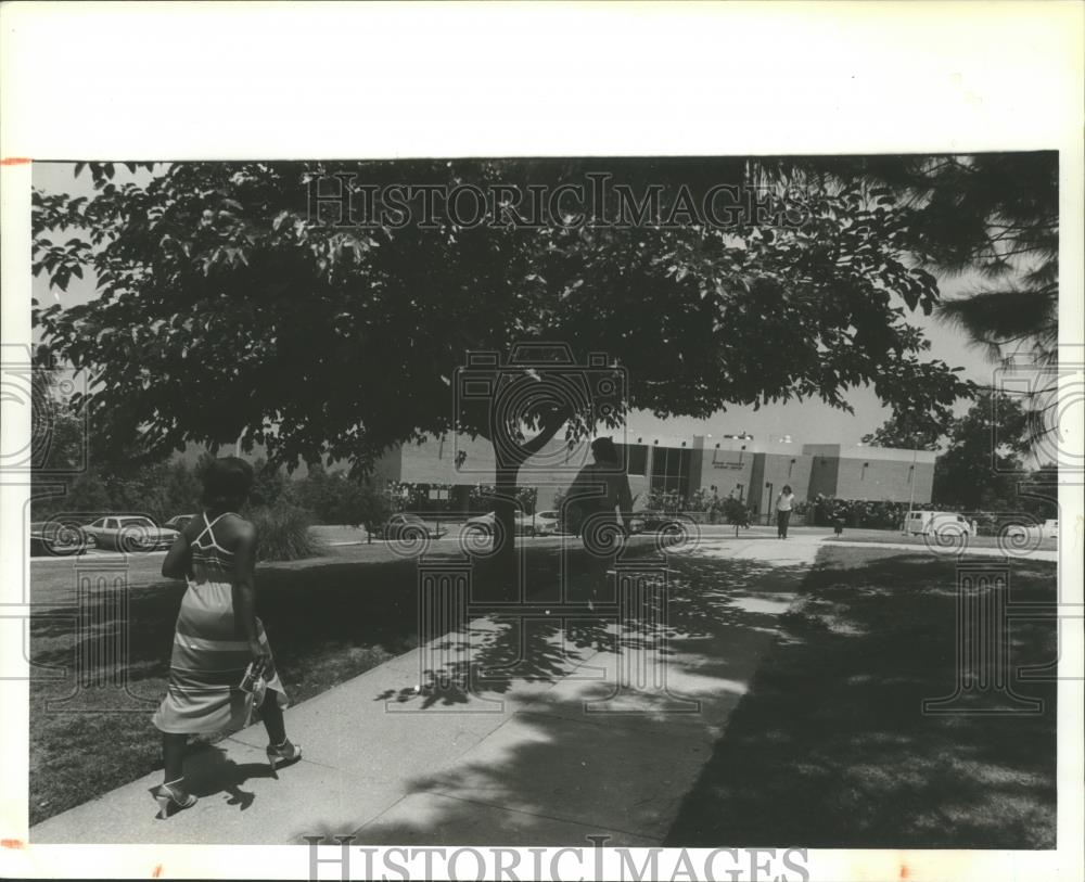 1980 Press Photo Students Walking at Jefferson State College, Alabama - Historic Images