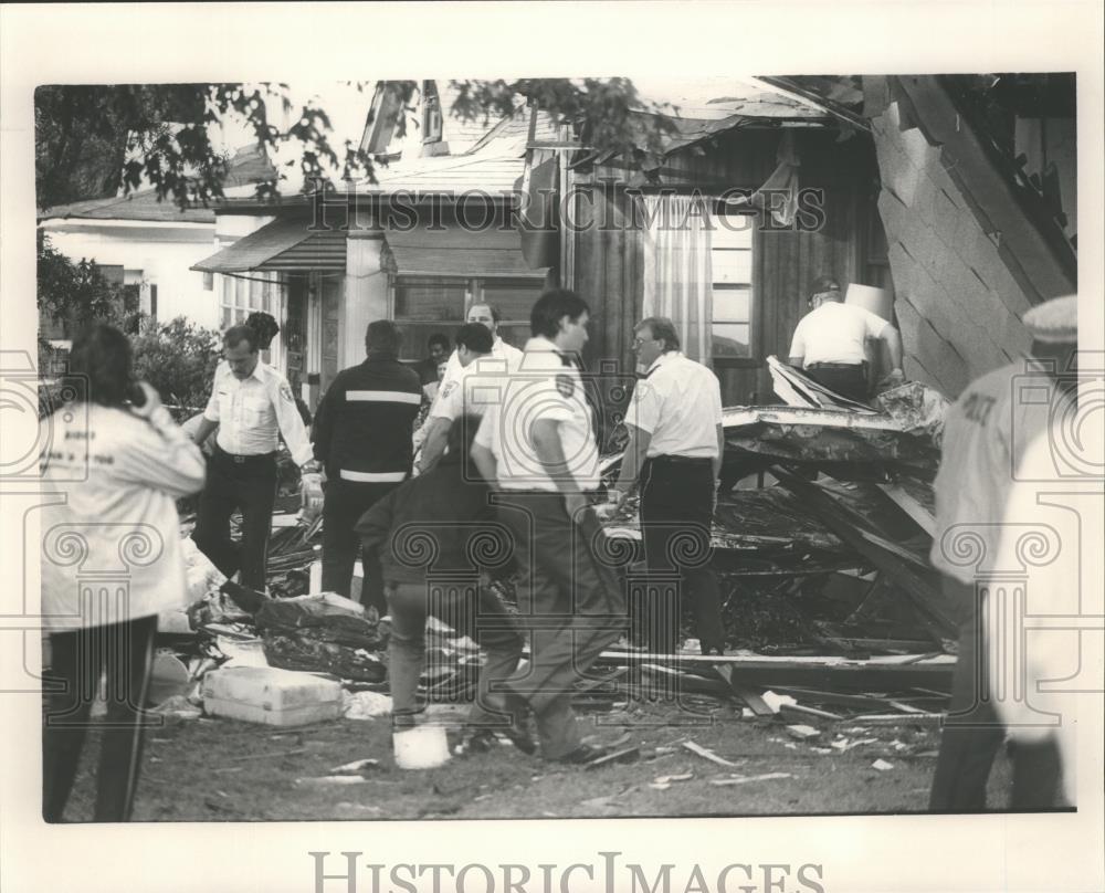 Press Photo Alabama-Rescue workers at the crash site of L'Express flight 508. - Historic Images